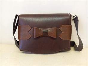 {{photo.Alt || photo.Description || 'Сумка женская мессенджер через плечо  натуральная кожа. Цвет коричневый'}}