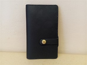 {{photo.Alt || photo.Description || 'Портмоне ручной работы. Цвет чёрный. На кнопке'}}