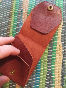 {{photo.Alt || photo.Description || 'Американский бумажник. Коричневый'}}