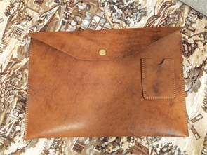 {{photo.Alt || photo.Description || 'Папка-конверт A4. Натуральная кожа. Коричневая'}}